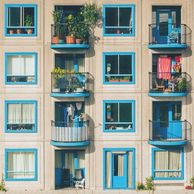 Foto: Ján Jakub Nanis˘ta/Unsplash Die Wohnungssuche kann jedem die Nerven kosten – umso mehr, wenn man erst kürzlich aus seiner Heimat geflohen ist. Denn für geflüchtete Menschen kommen zusätzliche Hürden wie finanzielle Barrieren oder Rassismus hinzu.