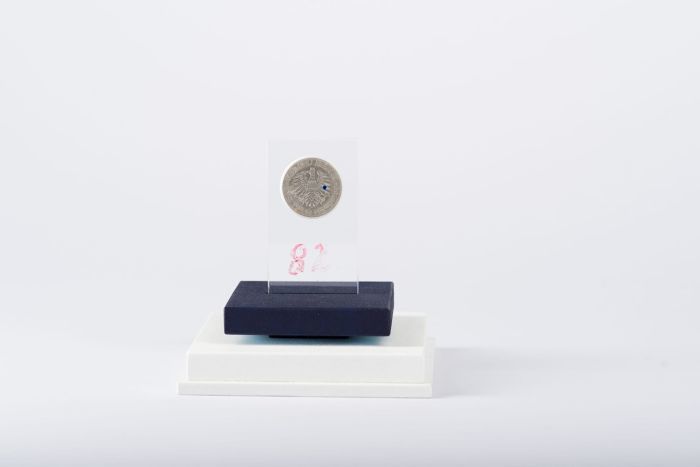 Rein-Taler, 1996

Cu-Ni plattiert (10-Schilling-Münze), beidseitig eingestanzte Punkte (rot und blau)
82/100, mit handsigniertem und nummeriertem Echtheitszertifikat 

Ausrufpreis: 680,-